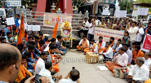 udupi protest against pejavar seer